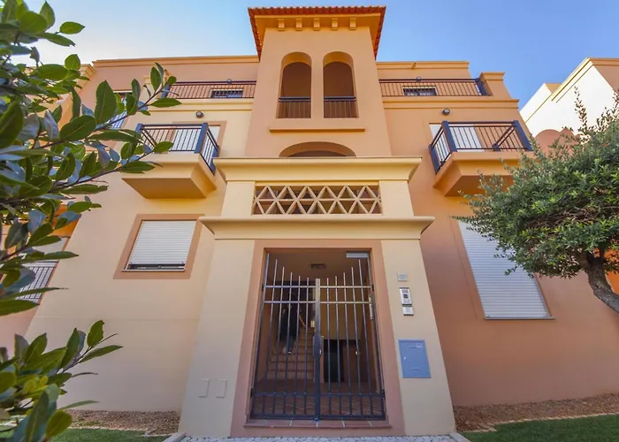 B27 - Luzbay 2 Bed Apartment *